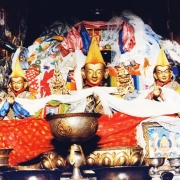 供奉在大昭寺的宗喀巴大师与心弟木雕像