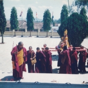 给色拉寺供养第五世达赖喇嘛佛像时摄。 色拉杰寺住持格西强巴德卓（前），詹杜固仁波切（左三） 。 