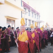 给色拉寺供养第五世达赖喇嘛佛像时摄。 色拉杰寺住持格西强巴德卓（前），詹杜固仁波切（左三） 。
